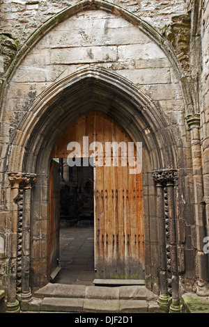 Die alte Tür der Kapitelsaal in den Ruinen der mittelalterlichen Kathedrale von Elgin in Morayshire, Schottland. Stockfoto
