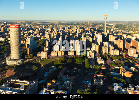 Luftaufnahme von Hillbrow mit Ponte City zeigt alle Hochhäuser. Johannesburg.South Afrika Stockfoto