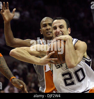 17. Dezember 2007 fährt - San Antonio, Texas, USA - Spurs MANU GINOBILI auf Phoenix Suns Raja Bell im 1. Quartal des Spiels bei den AT&T Center Dec.17, 2007.  (Kredit-Bild: © Delcia Lopez/San Antonio Express-News/ZUMA Press) Einschränkungen: * San Antonio, Seattle Zeitungen und USA Boulevardpresse Rechte heraus * Stockfoto