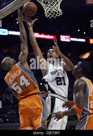 17. Dezember 2007 steigt - San Antonio, Texas, USA - Spurs TIM DUNCAN stark auf Phoenix Suns BRIAN SKINNER und AMARE STOUDEMIRE im 1. Quartal des Spiels in der Mitte AT&T Dienstag Dec.17, 2007.  (Kredit-Bild: © Delcia Lopez/San Antonio Express-News/ZUMA Press) Einschränkungen: * San Antonio, Seattle Zeitungen und USA Boulevardpresse Rechte heraus * Stockfoto