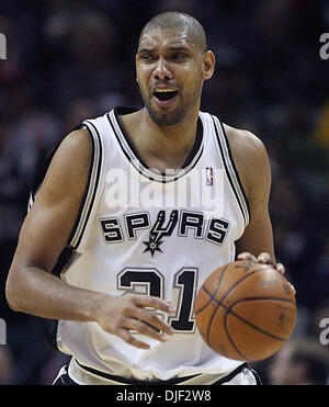 17. Dezember 2007 - San Antonio, Texas, USA-Spurs TIM DUNCAN reagiert auf einen Anruf Aginst der Phoenix Suns in der AT&T Mitte Dienstag Dec.17, 2007. Spornt 1. Heimniederlage 100-95.  (Kredit-Bild: © Delcia Lopez/San Antonio Express-News/ZUMA Press) Einschränkungen: * San Antonio, Seattle Zeitungen und USA Boulevardpresse Rechte heraus * Stockfoto