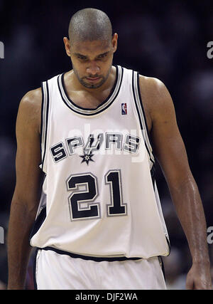 17. Dezember 2007 - San Antonio, Texas, USA - Spurs TIM DUNCAN Kopf Wanderungen auf die Bank in den gewundenen Momenten der ihren Verlust zu den Phoenix Suns in der AT&T Mitte Dienstag Dec.17, 2007. Duncan hatte eine hohe 36 Saisonpunkte und 17 Rebounds.  (Kredit-Bild: © Delcia Lopez/San Antonio Express-News/ZUMA Press) Einschränkungen: * San Antonio, Seattle Zeitungen und USA Boulevardpresse Rechte O Stockfoto