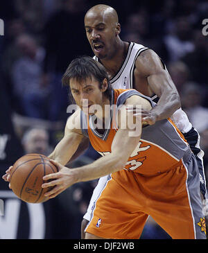 17. Dezember 2007 - San Antonio, Texas, USA - Spurs BRUCE BOWEN Drücke Phoenix Suns STEVE NASH in der 3. Periode des Spiels in der Mitte AT&T Dienstag Dec.17, 2007. (Kredit-Bild: © Delcia Lopez/San Antonio Express-News/ZUMA Press) Einschränkungen: * San Antonio, Seattle Zeitungen und USA Boulevardpresse Rechte heraus * Stockfoto