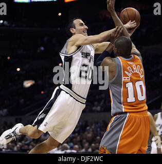 17. Dezember 2007 - San Antonio, Texas, USA - Spurs MANU GINOBILI Ys in den Korb als Phoenix Suns Leandro Barbosa versucht, auf das Spiel in der at&t Mitte Dienstag Dec.17 2007 zu verteidigen.  (Kredit-Bild: © Delcia Lopez/San Antonio Express-News/ZUMA Press) Einschränkungen: * San Antonio, Seattle Zeitungen und USA Boulevardpresse Rechte heraus * Stockfoto