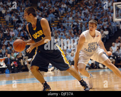 22. Dezember 2007 blickt - Chapel Hill, North Carolina, USA - Carolina Tarheels (50) TYLER HANSBROUGH auf als Santa Barbara Gouchos (1) NEDIM PAJEVIC Laufwerke in den Warenkorb legen, wie die University of North Carolina Tarheels Santa Barbara Gouchos 105-70 als die gespielte schlagen die Dean Smith Center befindet sich in Chapel Hill. (Kredit-Bild: © Jason Moore/ZUMA Press) Stockfoto