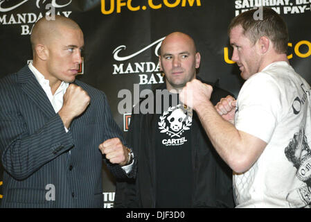 27. Dezember 2007 Gesichter - Las Vegas, Nevada, USA - GEORGES ST-PIERRE (L) Aufrechnung mit MATT HUGES (R) im Mandalay Bay Hotel & Casino in Las Vegas, Nevada während der abschließenden Pressekonferenz für UFC 79 NEMESIS. Die Veranstaltung wird auf Pay-Per-View live aus im Mandalay Bay Events Center werden. (Kredit-Bild: © Mary Ann Owen/ZUMA Press) Stockfoto