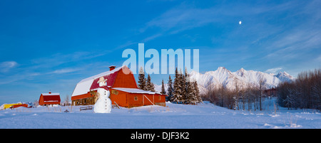 Schneemann verkleidet als Cowboy steht man vor einem Vintage Red Barn, Palmer, Yunan Alaska, Winter Stockfoto