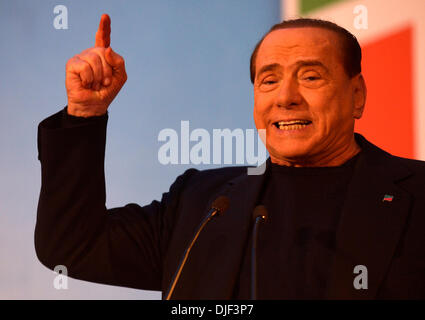 Rom, Italien. 27. November 2013. Italienische ehemaliger Premierminister Silvio Berlusconi hält eine Rede bei der Abstimmung des Senats in Rom am 27. November 2013. Der italienische Senat am Mittwoch stimmten Abisolieren ehemaliger Ministerpräsident Silvio Berlusconi seinen Sitz im Parlament, nachdem das höchste Gericht endgültig ein Steuerbetrug Urteil gegen ihn im August gemacht. (Xinhua/Alberto Lingria/Alamy Live News) Stockfoto