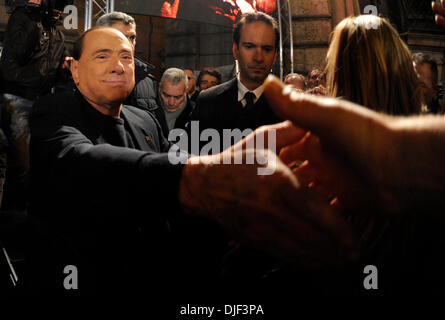 Rom, Italien. 27. November 2013. Italienische ehemaliger Premierminister Silvio Berlusconi (L) schüttelt Hände mit einem Unterstützer bei der Abstimmung des Senats in Rom am 27. November 2013. Der italienische Senat am Mittwoch stimmten Abisolieren ehemaliger Ministerpräsident Silvio Berlusconi seinen Sitz im Parlament, nachdem das höchste Gericht endgültig ein Steuerbetrug Urteil gegen ihn im August gemacht. (Xinhua/Alberto Lingria/Alamy Live News) Stockfoto