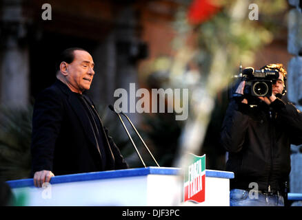 Rom, Italien. 27. November 2013. Italienische ehemaliger Premierminister Silvio Berlusconi hält eine Rede bei der Abstimmung des Senats in Rom am 27. November 2013. Der italienische Senat am Mittwoch stimmten Abisolieren ehemaliger Ministerpräsident Silvio Berlusconi seinen Sitz im Parlament, nachdem das höchste Gericht endgültig ein Steuerbetrug Urteil gegen ihn im August gemacht. (Xinhua/Xu Nizhi/Alamy Live News) Stockfoto