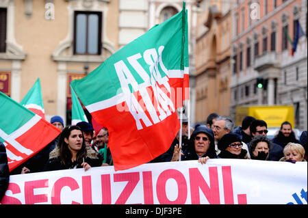 Rom, Italien. 27. November 2013. Italienische ehemaliger Ministerpräsident Silvio Berlusconi Anhänger halten Banner unterstützen ihn in Rom am 27. November 2013. Der italienische Senat am Mittwoch stimmten Abisolieren ehemaliger Ministerpräsident Silvio Berlusconi seinen Sitz im Parlament, nachdem das höchste Gericht endgültig ein Steuerbetrug Urteil gegen ihn im August gemacht. (Xinhua/Xu Nizhi/Alamy Live News) Stockfoto
