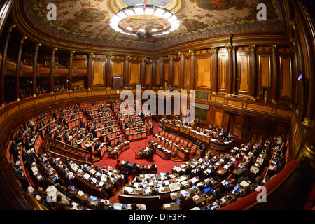 Rom, Italien. 27. November 2013. Eine Debatte über Berlusconi seinen Sitz des Senats im italienischen Senat in Rom am 27. November 2013 abisolieren. Der italienische Senat am Mittwoch stimmten Abisolieren ehemaliger Ministerpräsident Silvio Berlusconi seinen Sitz im Parlament, nachdem das höchste Gericht endgültig ein Steuerbetrug Urteil gegen ihn im August gemacht. (Xinhua/Alberto Lingria/Alamy Live News) Stockfoto