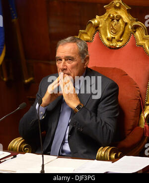Rom, Italien. 27. November 2013. Italienischer Senat Lautsprecher Pietro Grasso leitet die Debatte über Berlusconi seinen Sitz des Senats im italienischen Senat in Rom am 27. November 2013 abisolieren. Der italienische Senat am Mittwoch stimmten Abisolieren ehemaliger Ministerpräsident Silvio Berlusconi seinen Sitz im Parlament, nachdem das höchste Gericht endgültig ein Steuerbetrug Urteil gegen ihn im August gemacht. (Xinhua/Alberto Lingria/Alamy Live News) Stockfoto