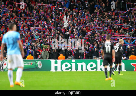 Manchester, UK. 27. November 2013. Viktoria Pilsen-Fans feiern ihr Ziel während der UEFA Champions League Spiel Manchester City gegen Viktoria Pilsen aus der Etihad Stadium, Manchester Credit: Action Plus Sport/Alamy Live News Stockfoto