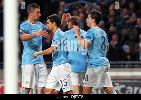 Manchester, UK. 27. November 2013. Samir Nasri von Manchester City feiert sein Tor in der UEFA Champions League Spiel Manchester City gegen Viktoria Pilsen aus der Etihad Stadium, Manchester Credit: Action Plus Sport/Alamy Live News Stockfoto