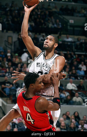 28. Dezember 2007 steigt - San Antonio, Texas, USA - Sporen vorwärts TIM DUNCAN aus einen Schuss auf die Felge gegen Torontos CHRIS BOSH Freitagabend im AT&T Center. San Antonio Spurs im Vergleich zu den Toronto Raptors im AT&T Center in San Antonio, 28. Dezember 2007 (Kredit-Bild: © Tom Reel/San Antonio Express-News/ZUMA Press) Einschränkungen: * San Antonio, Seattle Zeitungen und USA Boulevardpresse Rig Stockfoto