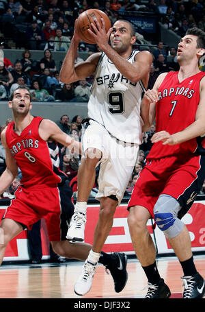 28. Dezember 2007 bewachen - San Antonio, Texas, USA - Spurs TONY PARKER rutscht durch die Gasse für einen Lay gegen Toront ANDREA BARGNANI im ersten Halbjahr Freitag im AT&T Center. San Antonio Spurs im Vergleich zu den Toronto Raptors im AT&T Center in San Antonio, 28. Dezember 2007.    (Kredit-Bild: © Tom Reel/San Antonio Express-News/ZUMA Press) Einschränkungen: * San Antonio, Seattle News Stockfoto