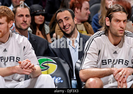 28. Dezember 2007 - San Antonio, Texas, USA - BRENT BARRY und MANU GINOBILI genießen Sie einen zweite Zeile Blick auf die Spurs Spiel gegen die Raptors Freitagabend.  San Antonio Spurs im Vergleich zu den Toronto Raptors im AT&T Center in San Antonio, 28. Dezember 2007.      (Kredit-Bild: © Tom Reel/San Antonio Express-News/ZUMA Press) Einschränkungen: * San Antonio, Seattle Zeitungen und USA Boulevardpresse Stockfoto