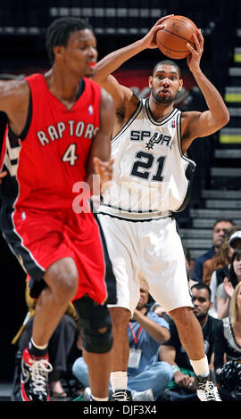 28. Dezember 2007 - San Antonio, Texas, USA - TIM DUNCAN versucht das Fasten brechen gehen alte Toronto im ersten Halbjahr Freitag im AT&T Center zu erhalten. San Antonio Spurs im Vergleich zu den Toronto Raptors im AT&T Center in San Antonio, 28. Dezember 2007.  (Kredit-Bild: © Tom Reel/San Antonio Express-News/ZUMA Press) Einschränkungen: * San Antonio, Seattle Zeitungen und USA Boulevardpresse Rechte OU Stockfoto