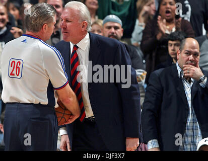 28. Dezember 2007 - San Antonio, Texas, USA-Spurs Trainer GREG POPOVICH kommt zurück auf dem Platz eine letzte Klage gegen Schiedsrichter BOB DELANEY im vierten Quartal gegen Toronto Freitag sagen. San Antonio Spurs im Vergleich zu den Toronto Raptors im AT&T Center in San Antonio, 28. Dezember 2007.     (Kredit-Bild: © Tom Reel/San Antonio Express-News/ZUMA Press) Einschränkungen: * San Antonio Stockfoto