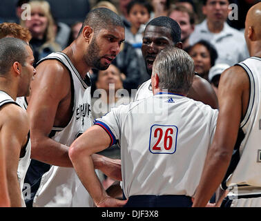 28. Dezember 2007 - San Antonio, Texas, USA-TIM DUNCAN reagiert nach dem Aufstehen einer technisches im vierten Quartal gegen die Raptors Freitagabend.   San Antonio Spurs im Vergleich zu den Toronto Raptors im AT&T Center in San Antonio, 28. Dezember 2007.   (Kredit-Bild: © Tom Reel/San Antonio Express-News/ZUMA Press) Einschränkungen: * San Antonio, Seattle Zeitungen und USA Boulevardpresse Rechte heraus * Stockfoto