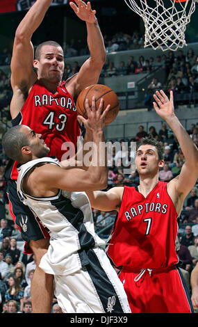 28. Dezember 2007 läuft - San Antonio, Texas, USA - Spurs Guard TONY PARKER in stout Verteidigung von Raptors Spieler KRIS HUMPHRIES (43) und ANDREA BARGNANI im vierten Quartal Friday Night in San Antonio.  San Antonio Spurs im Vergleich zu den Toronto Raptors im AT&T Center in San Antonio, 28. Dezember 2007.   (Kredit-Bild: © Tom Reel/San Antonio Express-News/ZUMA Press) Einschränkungen: * Sa Stockfoto