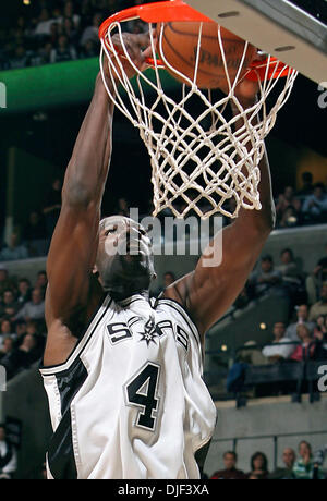 28. Dezember 2007 erhält - San Antonio, Texas, USA - MICHAEL FINLEY Dunk die Masse zurück in das Spiel im vierten Quartal. San Antonio Spurs im Vergleich zu den Toronto Raptors im AT&T Center in San Antonio, 28. Dezember 2007.     (Kredit-Bild: © Tom Reel/San Antonio Express-News/ZUMA Press) Einschränkungen: * San Antonio, Seattle Zeitungen und USA Boulevardpresse Rechte heraus * Stockfoto