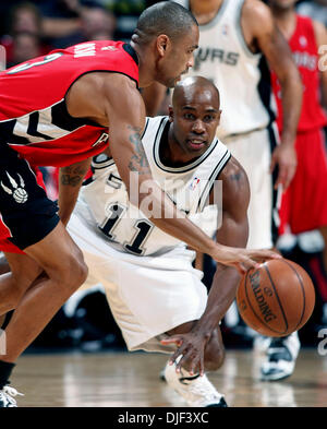 28. Dezember 2007 Falken - San Antonio, Texas, USA - JACQUE VAUGHN Kugel gegen die Raptor JUAN DIXON. San Antonio Spurs im Vergleich zu den Toronto Raptors im AT&T Center in San Antonio, 28. Dezember 2007.    (Kredit-Bild: © Tom Reel/San Antonio Express-News/ZUMA Press) Einschränkungen: * San Antonio, Seattle Zeitungen und USA Boulevardpresse Rechte heraus * Stockfoto