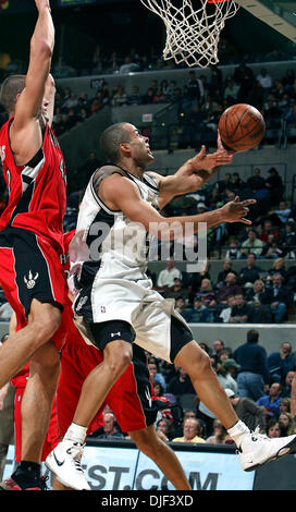 28. Dezember 2007 bekommt - San Antonio, Texas, USA - TONY PARKER unter dem Korb auf einem Laufwerk im vierten Quartal gefoult. San Antonio Spurs im Vergleich zu den Toronto Raptors im AT&T Center in San Antonio, 28. Dezember 2007.   (Kredit-Bild: © Tom Reel/San Antonio Express-News/ZUMA Press) Einschränkungen: * San Antonio, Seattle Zeitungen und USA Boulevardpresse Rechte heraus * Stockfoto