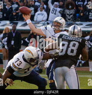 30. Dezember 2007 - OAKLAND, CA, USA - San Diego Chargers Quarterback PHILIP RIVERS #17 wirft einen Pass während beleidigender Gerät MARCUS MCNEILL #73 Blöcke Oakland Raiders defensive End JAY RICHARDSON #98 während ihres Spiels im McAfee Coliseum. (Kredit-Bild: © Al Golub/ZUMApress.com) Stockfoto