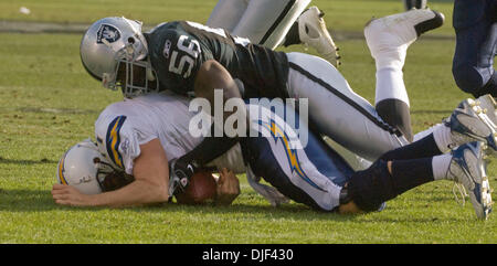 30. Dezember 2007 - OAKLAND, CA, USA - Oakland Raiders defensive End DERRICK BURGESS #56 Säcke San Diego Chargers quarterback PHILIP RIVERS #17 während ihres Spiels im McAfee Coliseum. (Kredit-Bild: © Al Golub/ZUMApress.com) Stockfoto