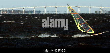 2. Januar 2008 - Hutchinson Island.., Florida, USA - inmitten von Schaumkronen auf dem Indian River, nutzt ein Windsurfer sehr starke Winde Mittwochmorgen, entlang dem Indian River mit Jensen Beach Causeway Bridge überfliegen als Kulisse dienen. (Kredit-Bild: © David Spencer/Palm Beach Post/ZUMA Press) Einschränkungen: * USA Boulevardpresse Rechte heraus * Stockfoto