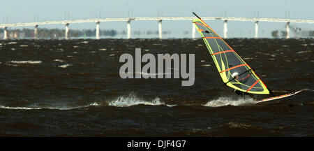 2. Januar 2008 - Hutchinson Island, Florida, USA - inmitten von Schaumkronen auf dem Indian River, nutzt ein Windsurfer sehr starke Winde Mittwochmorgen, entlang dem Indian River mit Jensen Beach Causeway Bridge überfliegen als Kulisse dienen. (Kredit-Bild: © David Spencer/Palm Beach Post/ZUMA Press) Einschränkungen: * USA Boulevardpresse Rechte heraus * Stockfoto