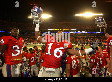 3. Januar 2008 - Miami Gardens, Florida, USA - Kansas CB #16 CHRIS HARRIS und #36 TANG BACHEYLE feiern den Orange Bowl Sieg über Virginia Tech. (Credit-Bild: © Allen Eyestone/Palm Beach Post/ZUMA Press) Einschränkungen: * USA Boulevardpresse Rechte heraus * Stockfoto