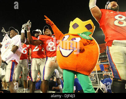 3. Januar 2008 - Miami Gardens, Florida, USA - Jayhawks Spieler feiern ihren Sieg über die Hokies während der 2008 Orange Bowl im Dolphin Stadium in Miami Gardens. (Kredit-Bild: © Bill Ingram/Palm Beach Post/ZUMA Press) Einschränkungen: * USA Boulevardpresse Rechte heraus * Stockfoto