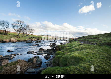 Wanderer zu Fuß entlang dem Fluß Deveron nahe Huntly in Aberdeenshire, Schottland. Stockfoto