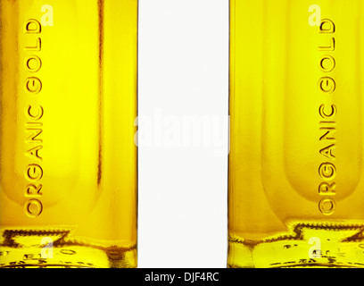 Zwei Flaschen mit Olivenöl mit dem Text "Bio Gold" auf weißem Hintergrund. Stockfoto