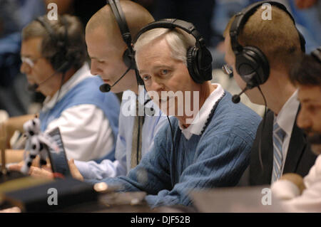 12. Januar 2008 - Chapel Hill, North Carolina, USA - North Carolina Gouverneur MIKE EASLEY macht einen Auftritt, wie die University of North Carolina Tarheels der North Carolina State Wolfpack 93-63 besiegt, wie sie die Dean Smith Center befindet sich in Chapel Hill gespielt.  (Kredit-Bild: © Jason Moore/ZUMA Press) Stockfoto