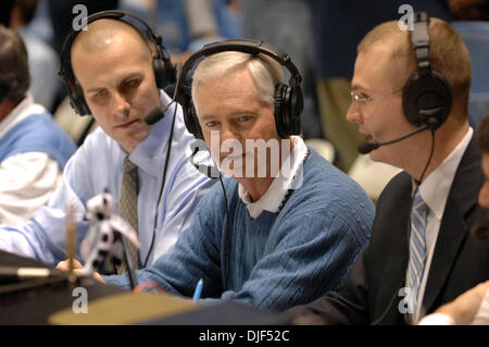 12. Januar 2008 - Chapel Hill, North Carolina, USA - North Carolina Gouverneur MIKE EASLEY macht einen Auftritt, wie die University of North Carolina Tarheels der North Carolina State Wolfpack 93-63 besiegt, wie sie die Dean Smith Center befindet sich in Chapel Hill gespielt.  (Kredit-Bild: © Jason Moore/ZUMA Press) Stockfoto