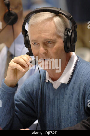 12. Januar 2008 - Chapel Hill, North Carolina, USA - North Carolina Gouverneur MIKE EASLEY macht einen Auftritt, wie die University of North Carolina Tarheels der North Carolina State Wolfpack 93-63 besiegt, wie sie die Dean Smith Center befindet sich in Chapel Hill gespielt.   (Kredit-Bild: © Jason Moore/ZUMA Press) Stockfoto