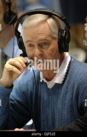 12. Januar 2008 - Chapel Hill, North Carolina, USA - North Carolina Gouverneur MIKE EASLEY macht einen Auftritt, wie die University of North Carolina Tarheels der North Carolina State Wolfpack 93-63 besiegt, wie sie die Dean Smith Center befindet sich in Chapel Hill gespielt.   (Kredit-Bild: © Jason Moore/ZUMA Press) Stockfoto