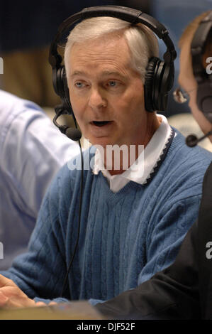 12. Januar 2008 - Chapel Hill, North Carolina, USA - North Carolina Gouverneur MIKE EASLEY macht einen Auftritt, wie die University of North Carolina Tarheels der North Carolina State Wolfpack 93-63 besiegt, wie sie die Dean Smith Center befindet sich in Chapel Hill gespielt.   (Kredit-Bild: © Jason Moore/ZUMA Press) Stockfoto