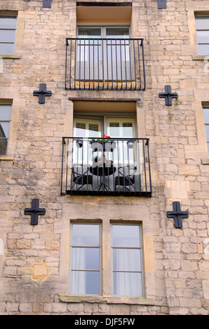 Fassade des Gebäudes zeigt, Tisch und Stühle auf einem rustikalen Balkon Stockfoto