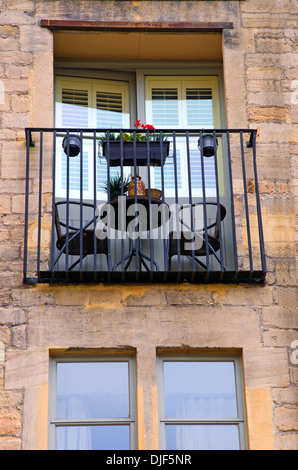 Tisch und Stühle auf einem rustikalen Balkon Stockfoto