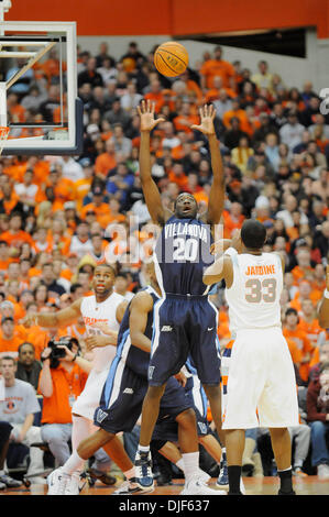 19. Januar 2008 - besiegte Villanova Universität Syracuse University 81-71 in einem Big East College Basketball Matchup an den Carrier Dome in Syracuse, New York. Villanova vorwärts Shane Clark (#20) gilt für den Block während des Spielens Syracuse University. (Kredit-Bild: © Alan Schwartz/Cal-Sport-Medien) Stockfoto