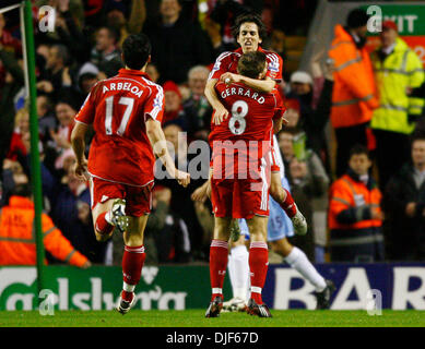 Liverpools Yossi Benayoun feiert den Führungstreffer mit Steven Gerrard (Credit-Bild: © Fotograf/Cal Sport Media) Stockfoto