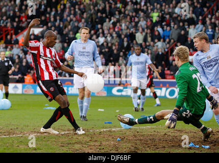 Luton Shelton von Sheffield United erzielt das erste Tor durch eine Belastung von Ballons die Torhüter Joe Hart Manchester City verwechselt (Credit-Bild: © Fotograf/Cal Sport Media) Stockfoto