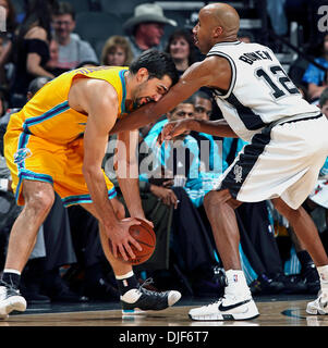 26. Januar 2008 spornt San Antonio - SAN ANTONIO, Texas, USA - im Vergleich zu New-Orleans Hornissen im At&T Center. Bild: Des Sporns BRUCE BOWEN gilt defensive Druck für die Hornets nach vorne PEJA STOJAKOVIC in der ersten Hälfte. (Kredit-Bild: © TOM REEL/San Antonio Express-News/ZUMA Press) Einschränkungen: * San Antonio, Seattle Zeitungen und USA Boulevardpresse Rechte heraus * Stockfoto