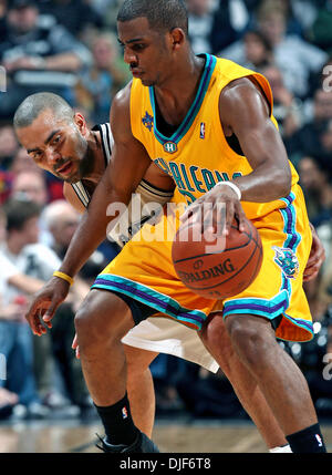 San Antonio Spurs gegen New Orleans Hornets in der Mitte des At&T. Bild: Spornt Guard TONY PARKER sieht in den Ball kontrolliert durch die Hornet "schützen, CHRIS PAUL in der zweiten Hälfte Samstag im AT&T Center. Stockfoto