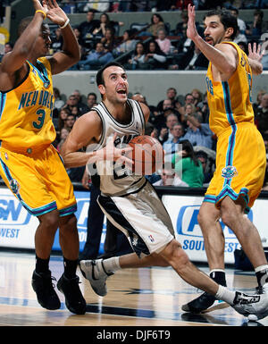 26. Januar 2008 spornt San Antonio - SAN ANTONIO, Texas, USA - im Vergleich zu New-Orleans Hornissen im At&T Center. Bild: Spurs Wache MANU GINOBILI nimmt eine Folie auf dem Schuh der Hornets nach vorne PEJA STOJAKOVIC in der zweiten Hälfte Samstag im AT&T Center.  Ginobilli wurde mit einem Umsatz über das Spiel berechnet. (Kredit-Bild: © TOM REEL/San Antonio Express-News/ZUMA Press) EINSCHRÄNKUNGEN: * Stockfoto